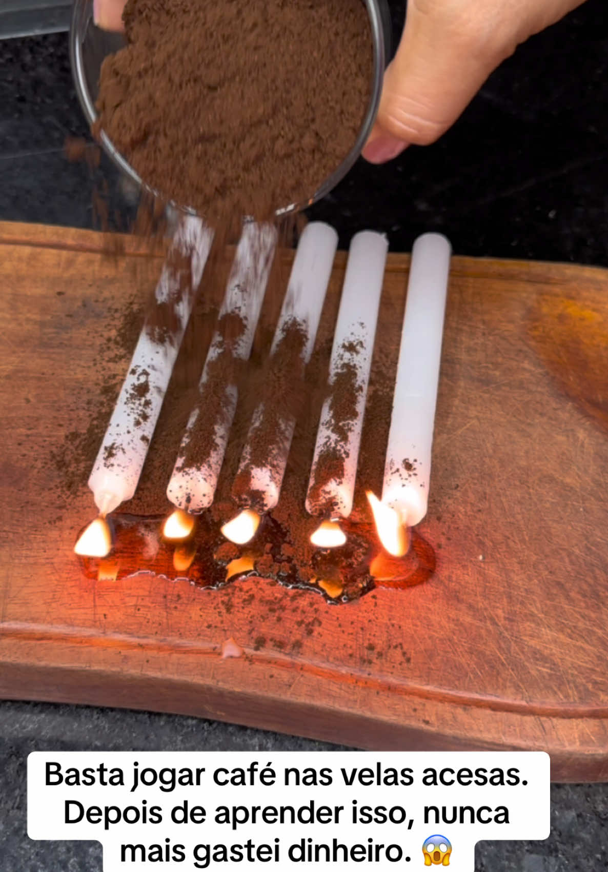 Basta jogar café nas velas acesas. Depois de aprender isso, nunca mais gastei dinheiro. 😱 #dicas_utilidades #acavocemesmo #utilidadepublica 