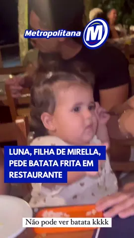 Que fofa! 🗣️ Luna, filha de Mirella e Gabriel Farias, surpreendeu ao pedir batata frita durante um jantar em um restaurante. O vídeo foi feito pela tia da pequena, Mariely.
