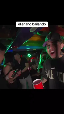 ponen a bailar al enano. #westcol #twitchwestcol #westcoltiktoker #colombia #mafer_rox #nocopy #Viral #fyp #parati #funny