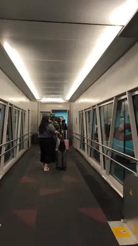 mentahan jalan-jalan masuk ke dalam pesawat Lion Air penerbangan malam dari YIA buat bahan prank teman pacar mantan atau selingkuhan kalau mau pergi liburan sama yang lain #mentahanstory #mentahanstorywa #lionair #mentahan #mentahanjalanjalan #yia #mentahanvideo #storywhatsapp #prankvideo 