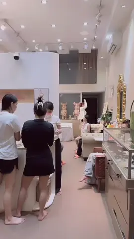 Ai cũng tất bật mất ngày tết em cũng không ngoại lệ . Đông vui quá nạ 😜 tăng ca muốn sỉu nè #phnomphenh #shihanukville #hot #hottrend #xuhuong #xuhuongtiktok 