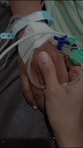 terakhir Nda genggam tangan ayah.... biasanya ayah yg suka genggam tangan Nda... nnti genggam tangan Nda lg yg kuat ya yah di Jannah nya Allah qta bersama lg 😭😭😭 #suamikutercinta #kehilanganorangtersayang  #rindu #separuhjiwakupergi  #sedih