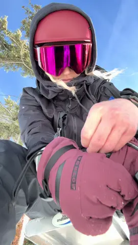 I’m a mountain girl at heart,  since I was a kid. #aspen #snowboard #colorado #ski #apreski #burton 