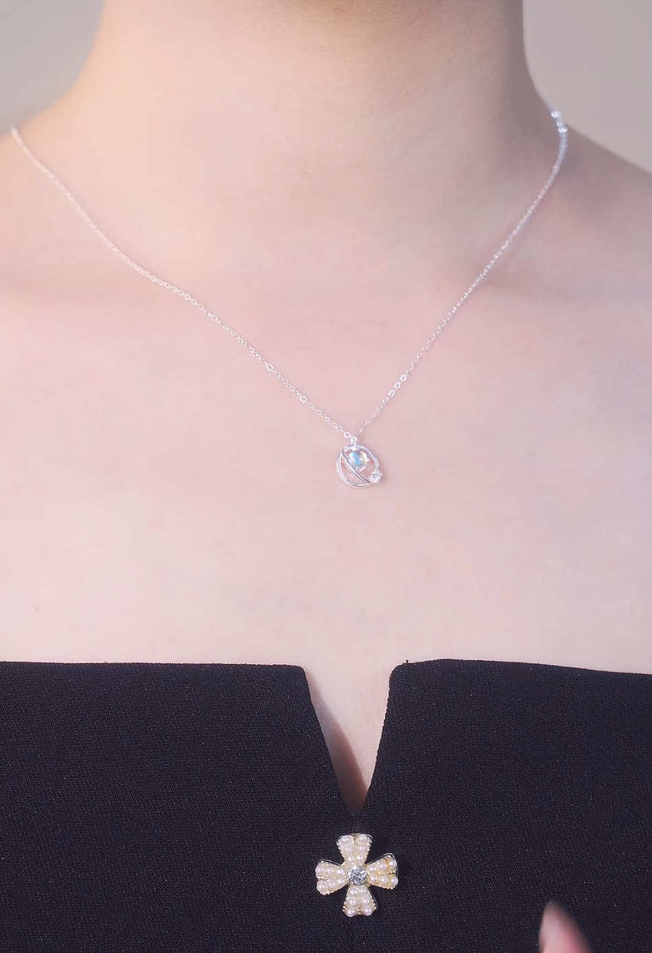 Vũ trụ thu nhỏ trong chiếc dây chuyền tiểu hành tinh đính đá moonstone cực xinh nhà TLEE❤️🤭 #tleejewelry #daychuyenbactlee #lactaybactlee #trangsuc #khuyentaibactlee #nhanbactlee #trangsucbac 