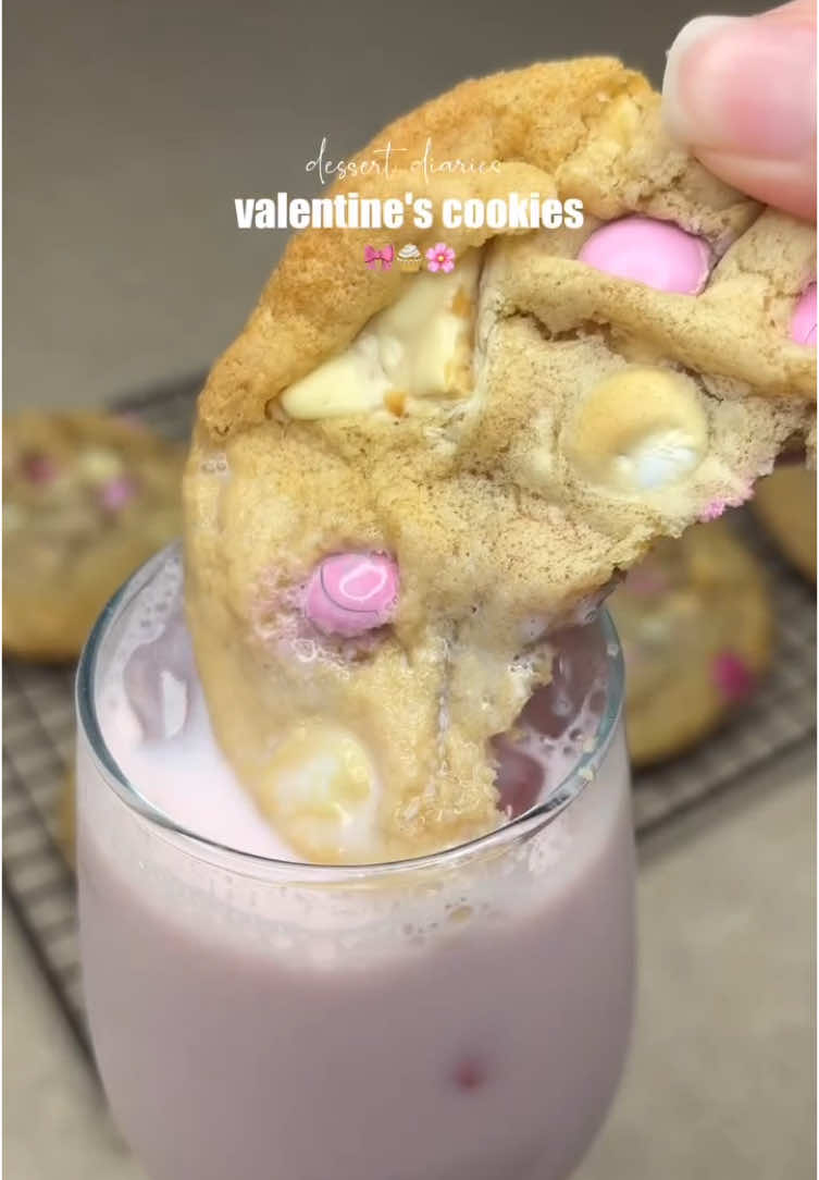 Surpreenda alguém especial com deliciosos cookies recheados de M&Ms coloridos, feitos para encantar qualquer paladar! Quer lucrar mil reais por semana? Então acesse o link da bio!!!!#paravoceforyou #fyp #cookies 