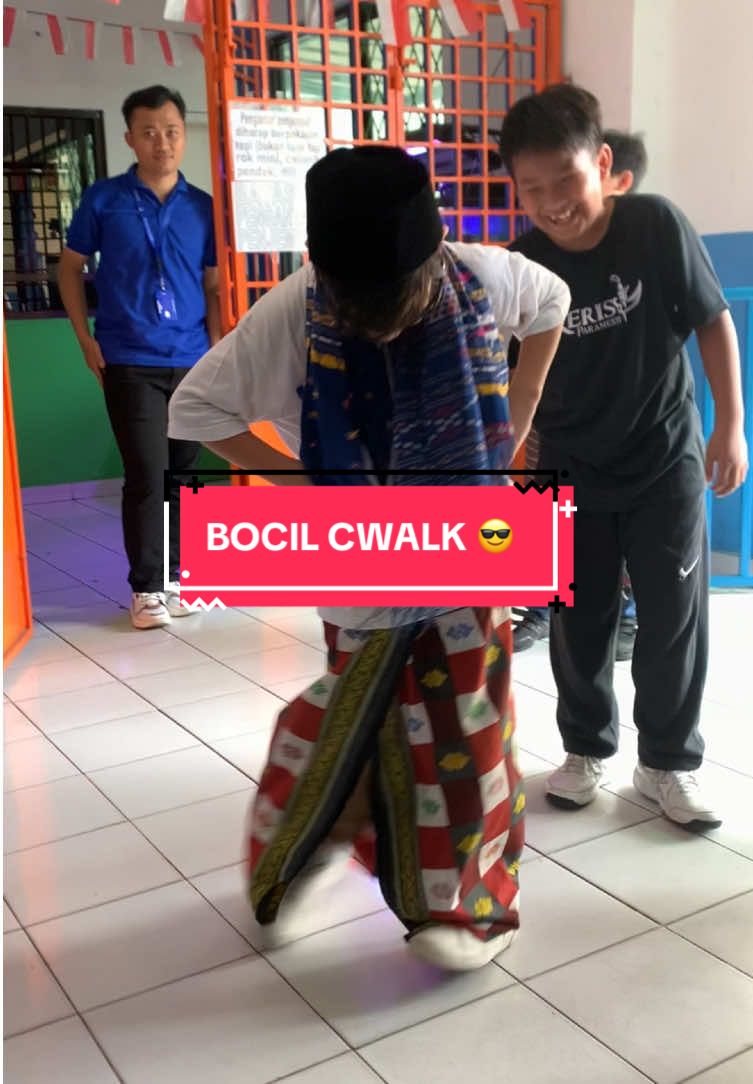 SMOOTH BANGET DEK CWALK NYA, SAMPE BINGUNG GURU YANG DI BELAKANG 🥺 #cwalk #cwalkchallenge #cwalking #cwalktutorial #cwalkwithattitude #cwalkindonesia #hiphopindonesia #cwalkdance #style #hiphop 