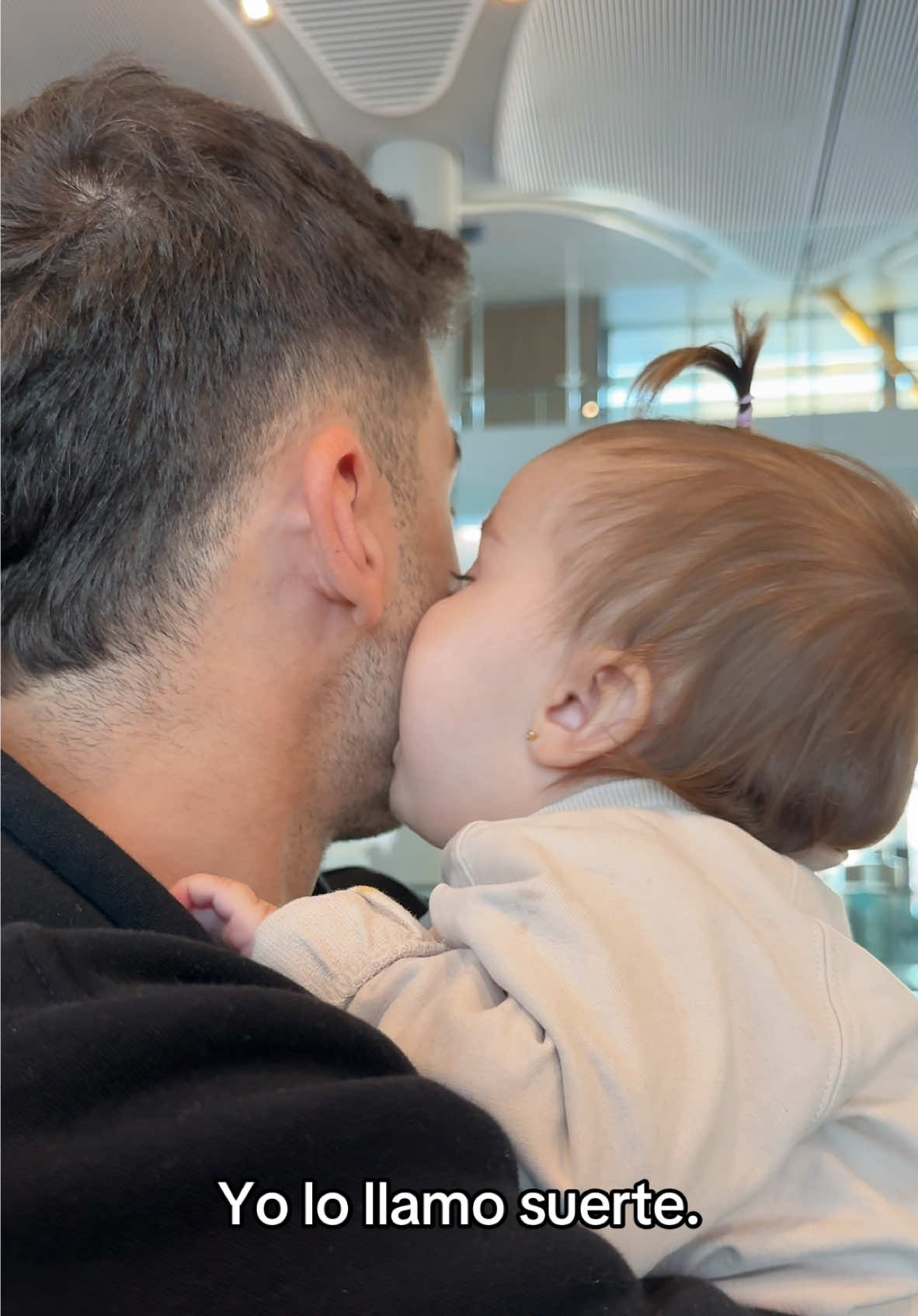 De verdad que cuando le contemos esto a Mía no nos va a creer 🤣 #mudanza #mudanzaderepente #cambiosinesperados #cambiodecontinente #cambios #empezarde0 #nuevocomienzo #viaje #aeropuerto #avion #nuestrahistoria #juntos #dondesea #fyp #parati #paratiiiiiiiiiiiiiiiiiiiiiiiiiiiiiii 