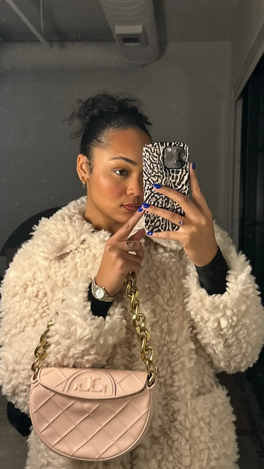 We love selfies and mirror selfies over here 