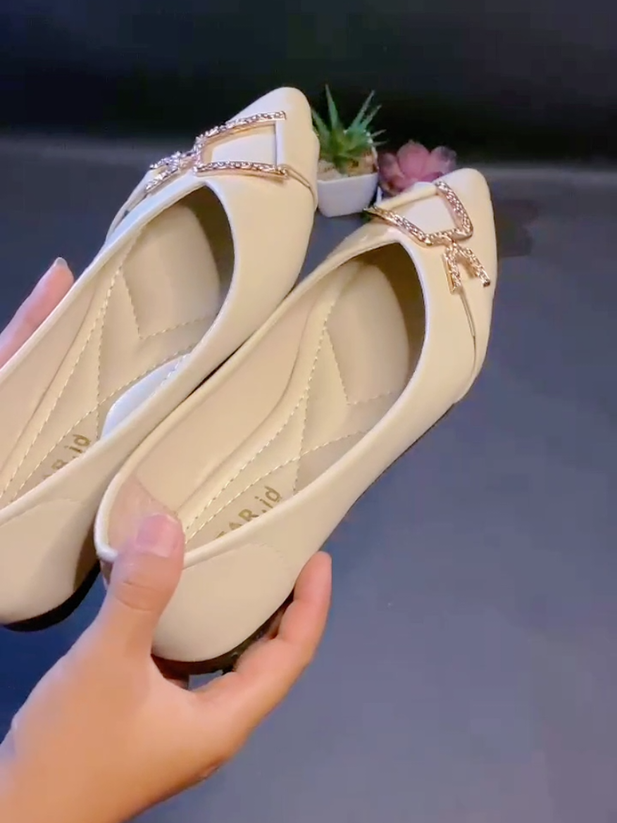 yuk buruan diCO🤩flatshoes dari @annizarcollection_  #flatshoes  #sepatuwanita #sepatuslop #affiliate #affiliatemarketing #fyp #bismillahfyp 