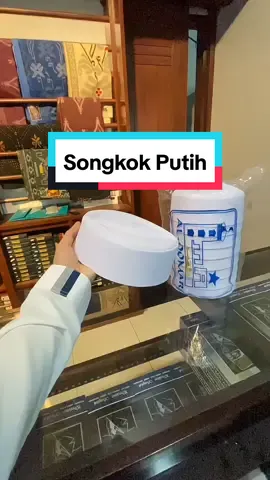 Peci Songkok Putih. Sambung silaturahmi dengan tampilan terbaik di Hari Raya. Peci putih, pilihan tepat untuk momen spesial. #peci #peciputih #pecihaji #songkok #songkokputih #muslim #fashionmuslim #ramadhan 