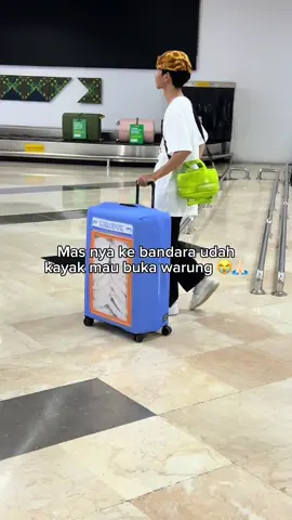 The rill ke bandara kayak udah mau buka warung 😭 Lucu bgt mas nya pls pengen kenalan 😭😭😭 #koper #bandara #airport #kerupuk #gas #pecellele #fyp #fypage #foryou #foryoupage #ngakak 