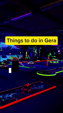 Warst du schon mal bei @neonloewen Gera?🏌️‍♂️😍 Wir waren zu Besuch in Thüringens erster Schwarzlicht 3D Minigolfanlage und haben unser Können getestet!  Insgesamt 20 Bahnen stehen hier zu Verfügung, umgeben von einzigartigen leuchtenden Neon-Wandmalereien.🤩🖼️ Außerdem gibt es hier noch ein Laserlabyrinth, in dem um die Bestzeit gespielt werden kann und sogar 3 unterschiedliche Escape Rooms. Hier könnt ihr in verschiedenen Themenwelten Rätsel lösen und euch innerhalb von 60min befreien.⛓️‍💥  Wir empfehlen euch auf jeden Fall einen Besuch bei Neolöwen, denn vor allem für Familien mit Kindern ist das eines der besten wetterunabhängigen Ausflugsziele Geras!😊 #gera #thüringenentdecken #neonlöwen #neonlöwengera #ostthüringen #ausflugszielethüringen #minigolf #escaperoom #stayingera