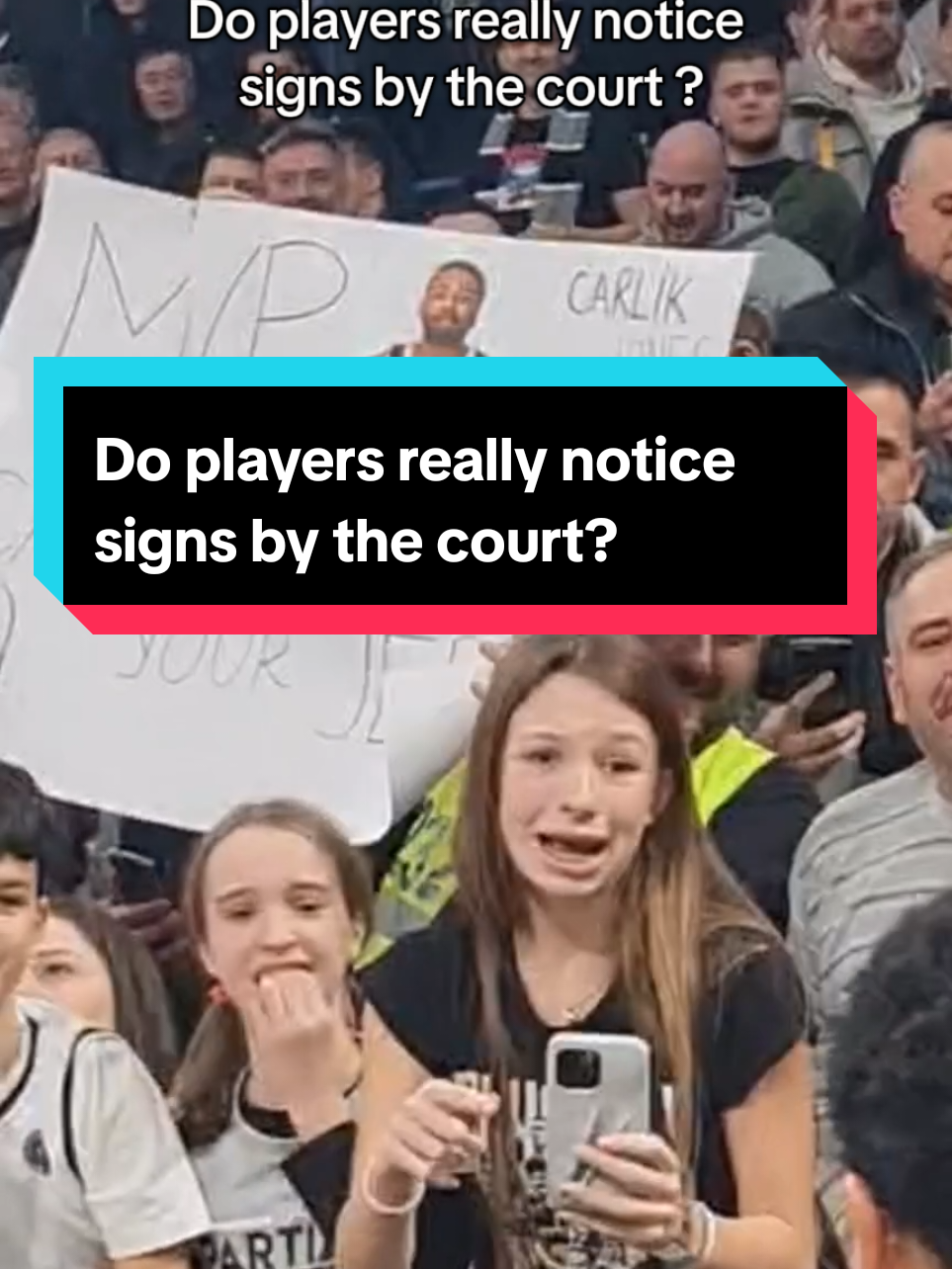 Do players notice SIGNS by the COURT? Carlik Jones proves players see the signs with an unforgettable gesture🤍@Partizan Mozzart Bet Belgrade  #euroleague #partizan #basketballtiktok 