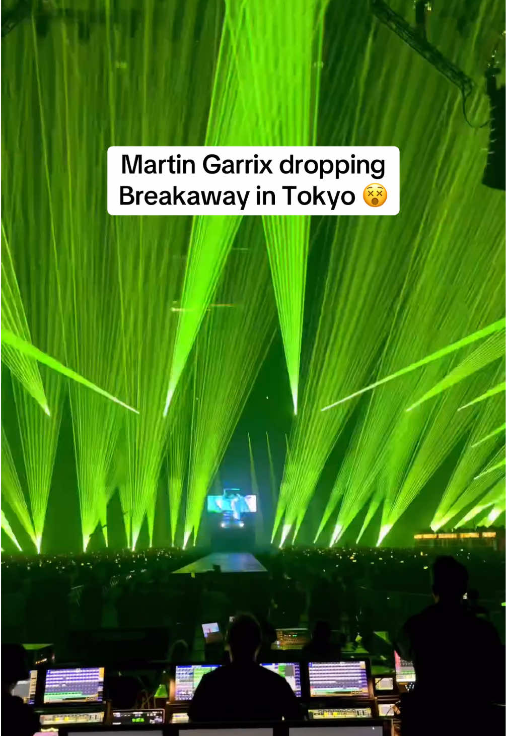 The production effort that @Martin Garrix’s team puts into his shows will never ever fail to amaze me.  Breakaway with the lazers is just something out of this world 😦 🎥: @stmpdrcrds  #martingarrix #breakaway #Tokyo #stmpd #electronicmusic #dancemusic #edm #mainstage 