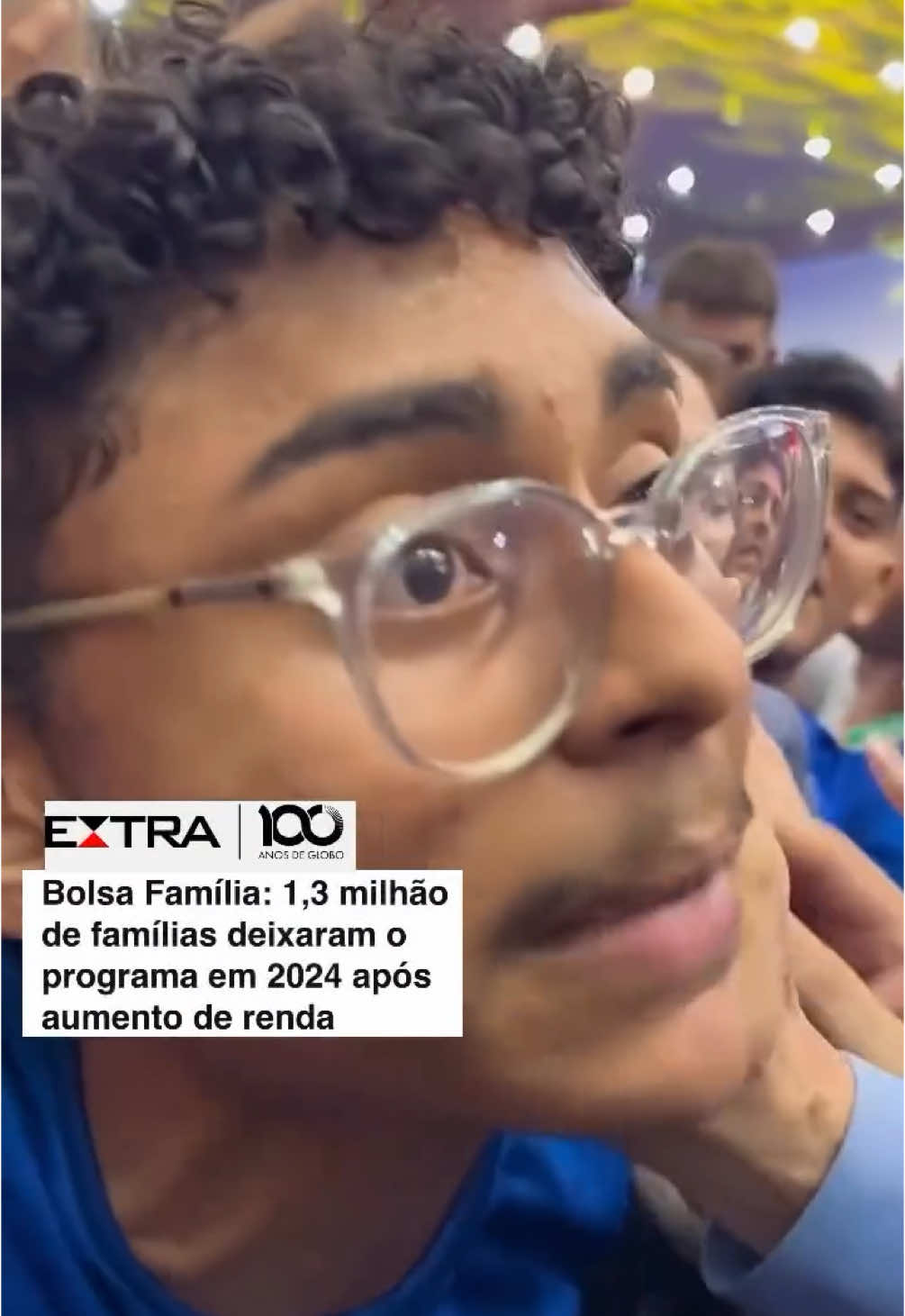 Esse carinho é a gratidão das pessoas com o @Presidente Lula. O Bolsa Família está cumprindo sua missão: garantir oportunidades para milhões de brasileiros. Em 2024, 1,3 milhão de famílias deixaram o programa após melhorar de vida, provando que investir no social é investir no futuro. Vídeo que vi no perfil do ministro @camilosantanasenador. 🎥 Ricardo Stuckert