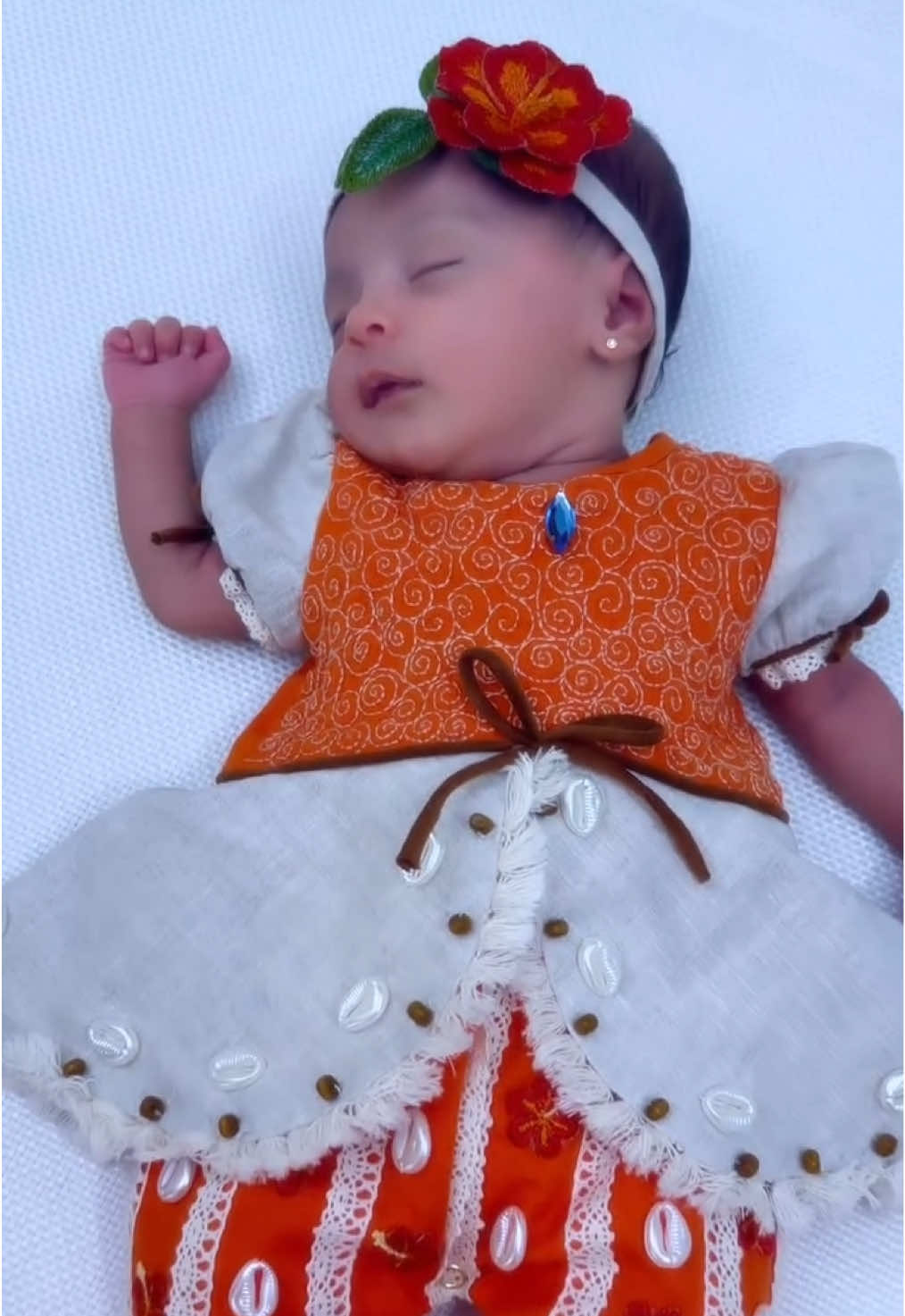 Pronta para comemorar meu primeiro mêsversário! Com vocês, a nossa princesa Moana - ou melhor, Clara Moana! Qual será a próxima princesa do mêsversário? Quero saber o palpite de vocês mariacadengue A princesa mais linda! #clara #zezedicamargo #paidemenina #zezé 