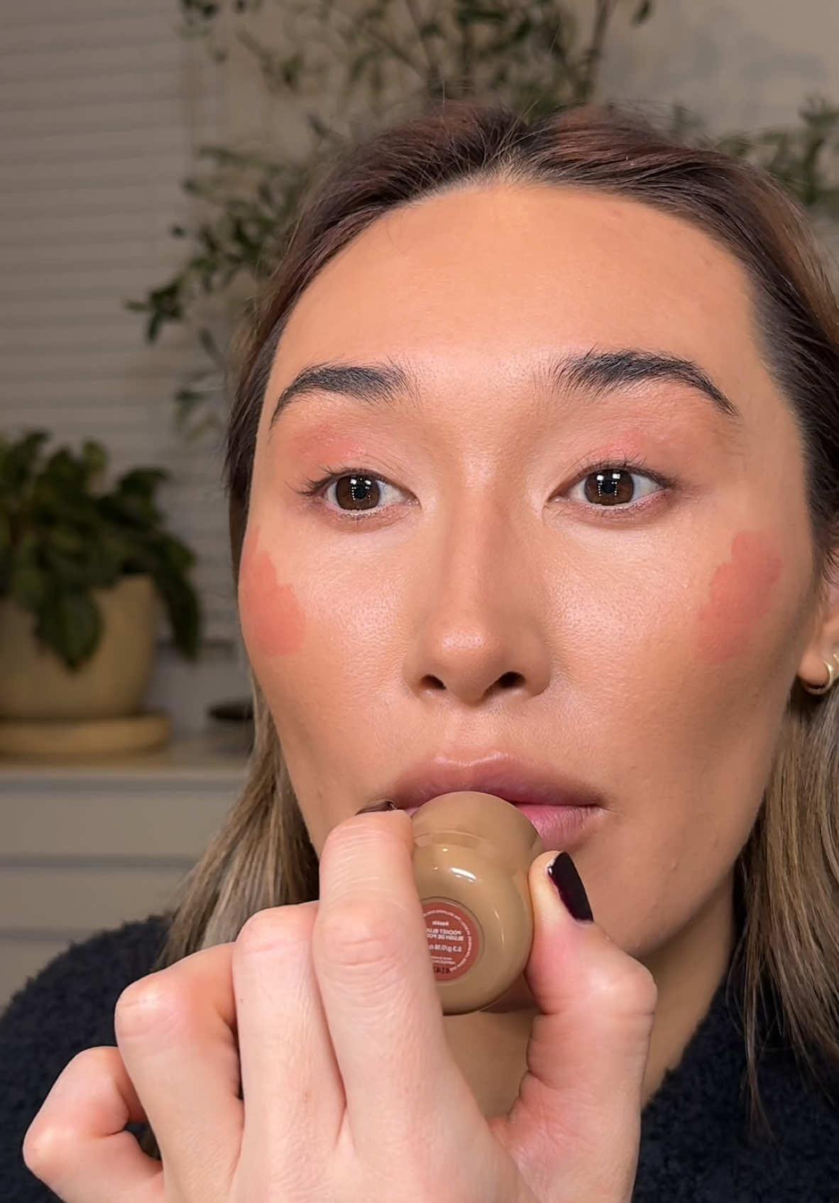 natural glowy makeup  Chanel Water Fresh Tint in Medium  Chanel Cream Bronzer in 390  Makeup by Mario F1 brush  Victoria Beckham Contour in Marble  Victoria Beckham Concealer in FL2  Rhodes Blush in Freckle  Kosas Powder in Candy  Chanel 107 Brush Gucci Bronzer in 02  MAC 137 Brush Anastasia 24hr Blurring Spray  Kosas Brow Gel in Soft Brown  NARS Shadow Stick in Stripdown  BK Beauty 212 Brush Gucci Gel-Powder Highlight in Warm Gold  MAC 219 Brush  Lancôme Idole Mascara in Brown  Ardell Individual Lashes in Medium Brown  MAC Clear Lipglass  #makeup #naturalmakeup #grwm 