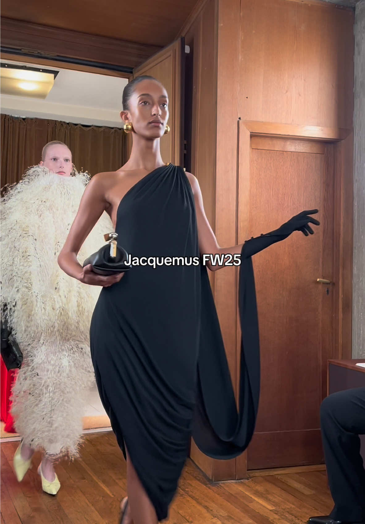 Jacquemus Finale, what do you think?  @Jacquemus  #fashiontiktok #TikTokFashion #fashion #pfw25 #pfw #parisfashionweek #parisfashionweek2025 #dietrolequinte #fw25 #fashionshow #Runway #finale 