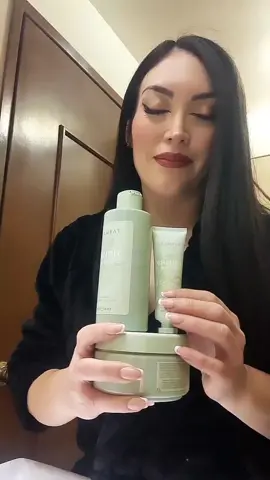 ✨ La nueva serie Pistachio Macaron Body  está aquí para transformar tu rutina de cuidado corporal. ✨ 🌰 Con manteca de karité, aceites nutritivos y escualeno, esta línea: 💚 Hidrata profundamente, incluso la piel más seca. 💚 Mejora la elasticidad y suavidad natural. 💚 Deja un aroma dulce y reconfortante en tu piel todo el día. 💚 Está formulada para todo tipo de piel con una textura ligera y sedosa. 🌟 El set incluye: ✔ Jabón corporal líquido ✔ Crema sólida extra hidratante ✔ Crema para manos 🙌 Vegano, libre de parabenos y cruelty-free. ❄ Ideal para hidratar y proteger tu piel en esta temporada de frío. . . #pistacchio #coleccionpistachiomacaron #farmasi #pistachiomacaron 