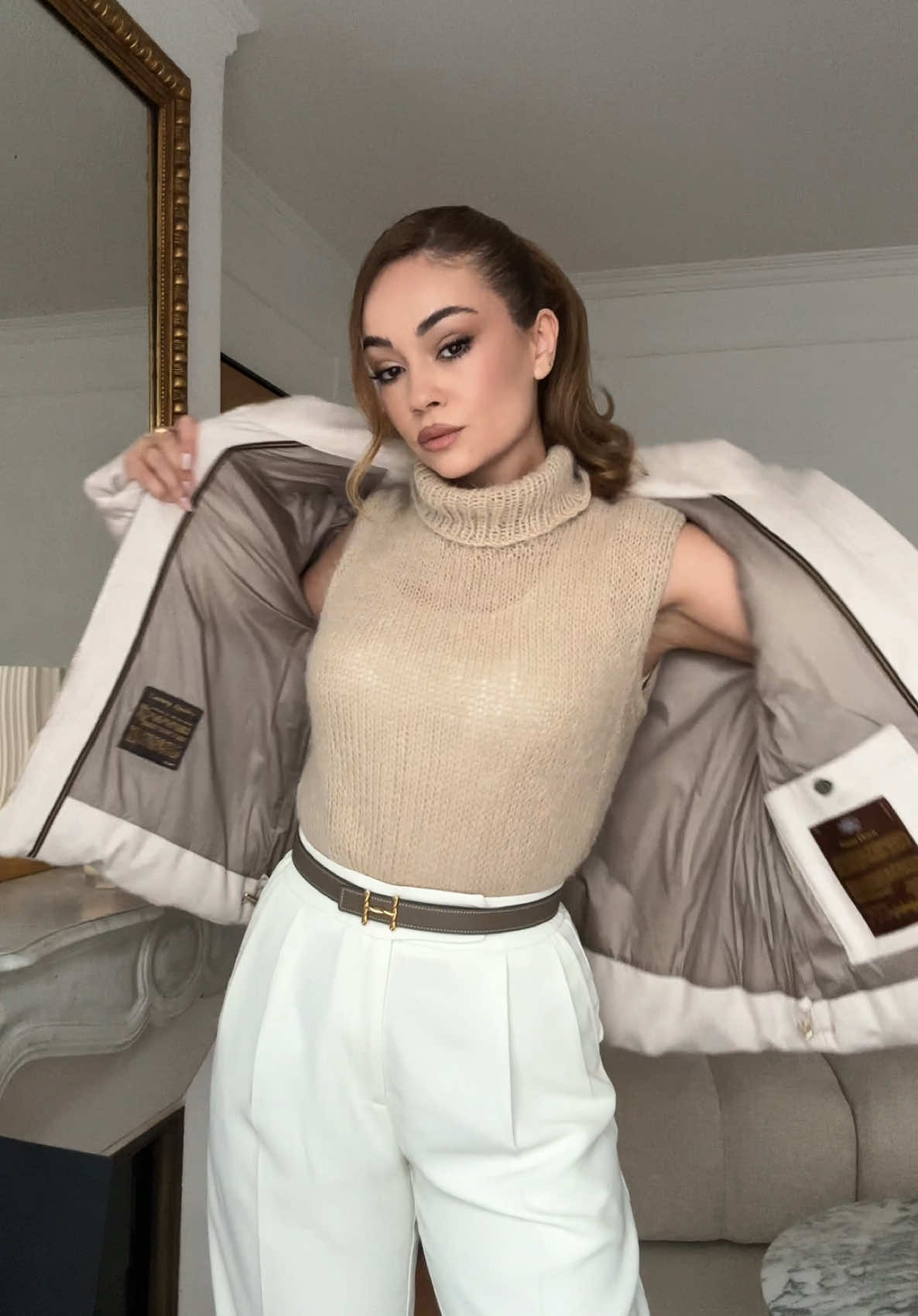 How I style puffers elegantly ✨ #creatorsearchinsights #womanfashion #elegantstyle #ootdinspo #oldmoneyaesthetic #fashiontiktok #styleinspo #getreadywithme #winteroutfit #parisianstyle #puffer #howtostylepufferjackets @MooRER @Miu Miu @PARIS TEXAS 