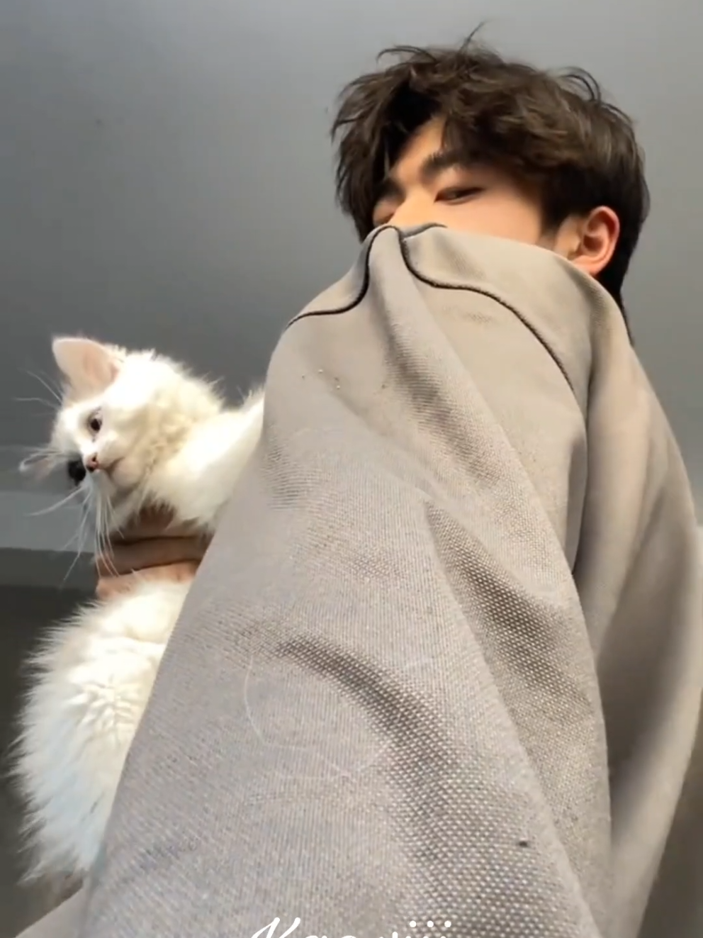 U CANNOT SAY BACK MUSCLES AREN'T FINE!! 😩🤌🏻 #bodybuilding #handsome #goviral #foryou #backmuscles #chineseboy #catlover #romance #couplegoals #veinyhands 