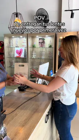 Ese momento cuando te entregan por primera vez tus lentes nuevos 😂 . Visítanos: 📍Armenia: Calle 22 Norte, número 14-14. Local 3 📍Cartago: Calle 16 #4-23 📍Buga: Cra 12 #6-26 📍Tulua: Cra 26 #29-21 . #Lentes #Optica #Visión