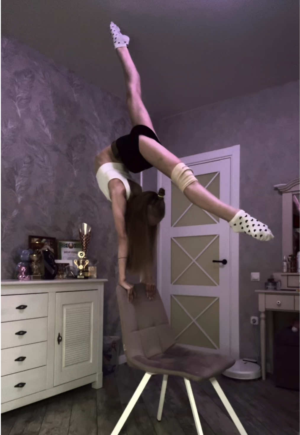 Опять она со своим стулом 🪑😅 #переписка #CapCut #fyppppppppppppppppppppppp #рекомендации❤️ #рекомендации❤️ #спортсмен #лучшая #выполненопрофессионалами #акробатика #рекомендации #рекомендации #fyrシ 