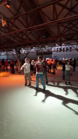 Hier ist der Beweis dass alle Besucher der Eiswelt Stuttgart super Tänzer sind🕺🏻💃 #macarena #tanzen #dancer #tanzenmachtglücklich #eiswelt #eisweltstuttgart #eislaufen #schlittschuhlaufen #eisdisco #icepartytv 