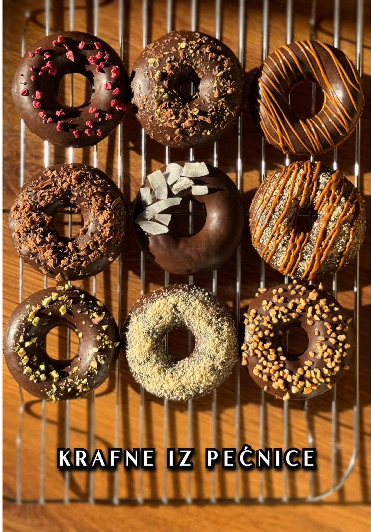 KRAFNE IZ PEĆNICE, bez ulja za 20 minuta Kakve krafne volite? 🤗 RECEPT - RECIPE - 2 jaja - eggs - 100g šećera - sugar - 200ml mlijeka - milk - 250g brašna - flour - 10g praška za pecivo - baking powder - ekstrakt od vanilije - vanilla extract U posudi pomiješajte jaja, šećer i mlijeko. A u drugoj posudi pomiješajte brašno i prašak za pecivo. Smjesu s jajima izlijte u smjesu s brašnom te dobro promiješajte. Dodajte ekstrakt od vanilije. Smjesu prebacite u vrećicu, kalup za krafne malo nauljite da se krafnice ne zalijepe. Kalupe punite malo više od pola. Pecite na 180*C 20ak minuta. Svakako držite oko na njima da ne izgore. Ukrasite po želji. Ja sam za ukrašavanje otopila 200 grama čokolade s 5 žlica ulja i svaku krafnicu sam umakala u čokoladu. Za posipe sam koristila: mljeveni keks, preljev od karamele, mljevene lješnjake, sušene maline, mljevenu pistaciju, šarene šećerne ukrase.... #krafne #krofne #krofnice #krafnice #donut #donuts #bezulja #krafnebezulja #krafneizpecnice #baking #bakeddonuts #zagreb #krafnezagreb #antoniajagodic #jednostavnirecepti #brzirecepti #domacikolaci #domacahrana #pokladnice #fasnik #cokolada #chocolate #kolaci #fyp #bezmasti #bezulja 