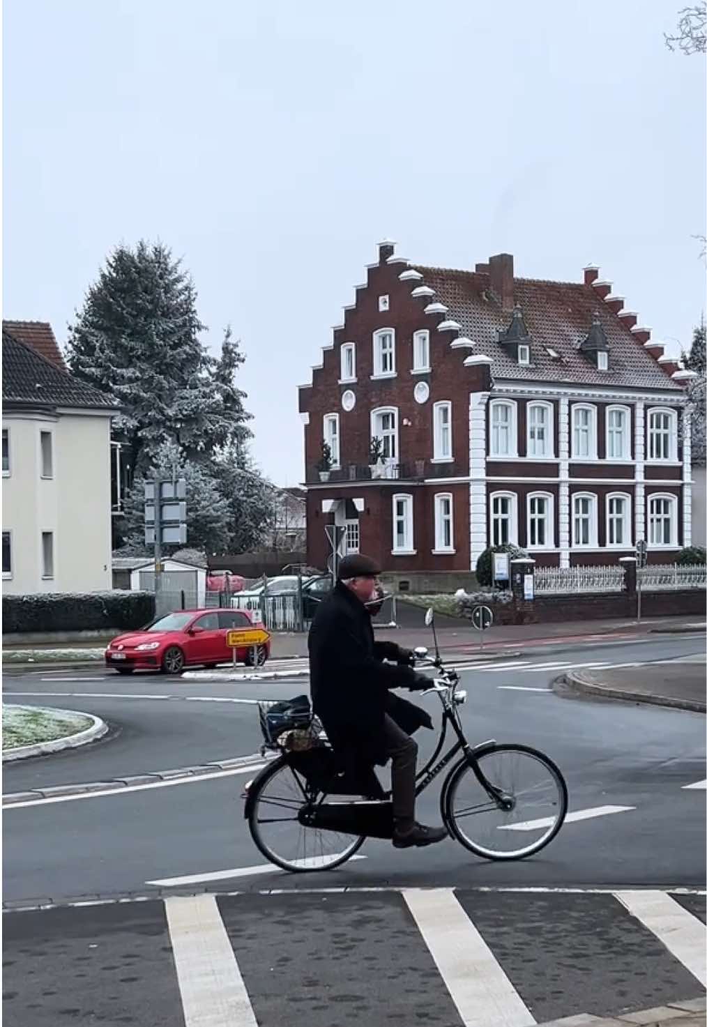📍Soest , Deutschland 🇩🇪  Soest ist eine kleine Stadt, die für ihr reiches historisches Erbe bekannt ist. Soest ist berühmt für seine Altstadt mit erhaltenen mittelalterlichen Gebäuden. Enge Gassen, Fachwerkhäuser und alte Steinmauern schaffen eine besondere Atmosphäre. Soest ist eine der ältesten Städte der Region. #germany #deutschland #soest #nrw #traveltiktok #visitgermany #europe #travelgermany ##