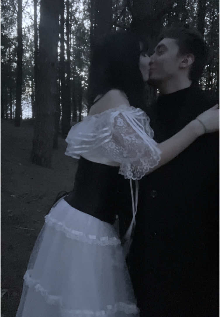 Silly post @♱ 𝔙𝔦𝔠𝔱𝔬𝔯 ♱ #TimBurton #morute #coquette #goth #gothic #gothaesthetic #fyp ##foryou #morute🎀🕷 #OOTD #gothcouple #altcouple #Relationship #vampire #vampires 