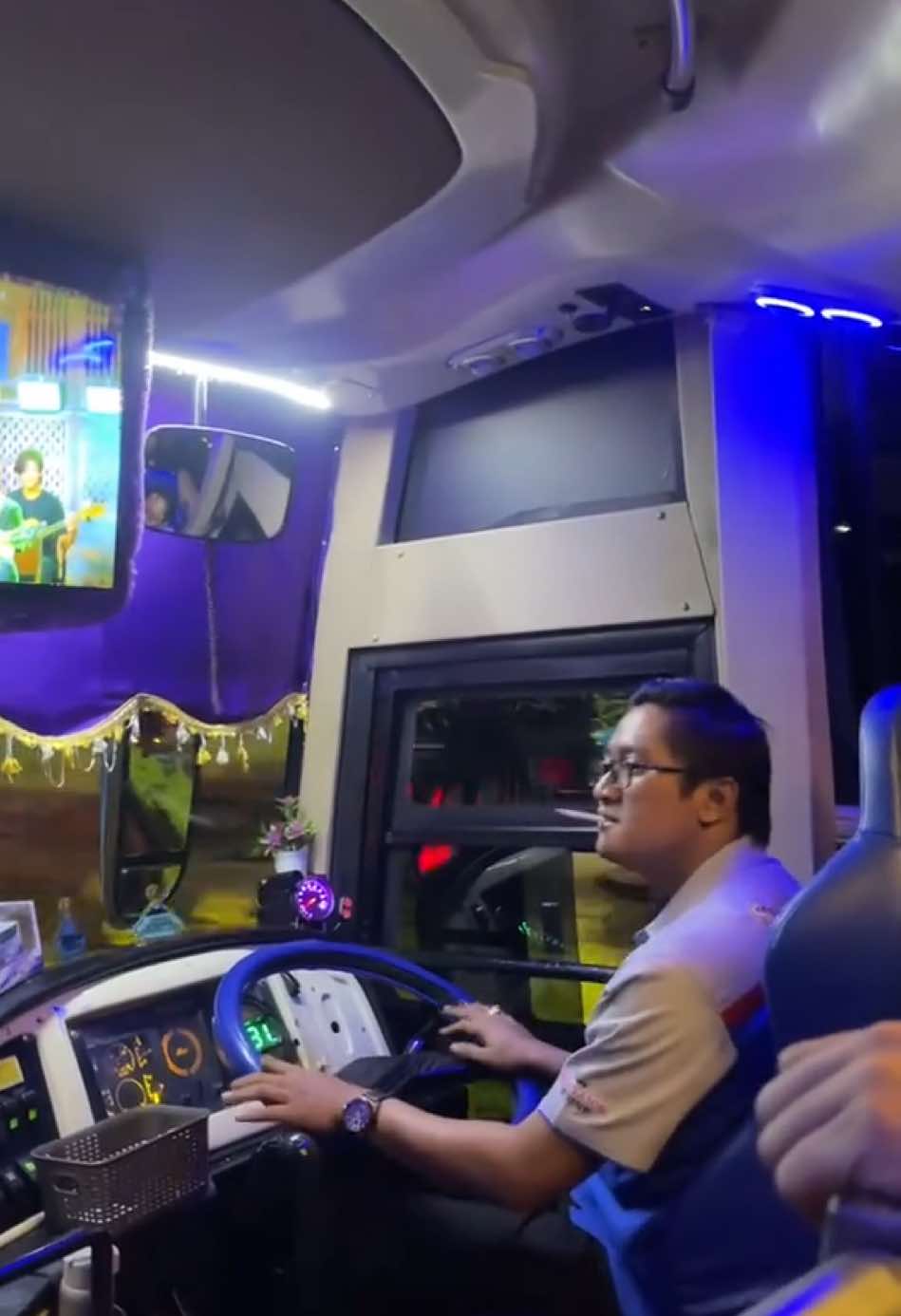 Driver Sugeng Rahayu 7129 Mas Yusep Mode Asik😈 #kacangatom #sugengrahayu #sumbergroup #sumberselamat #busmania #videobus #bahanswmu #bahanstory #masukberandafyp #4u #garamdanmadu #storybus #ngetrip #jalanjalan #fyp 