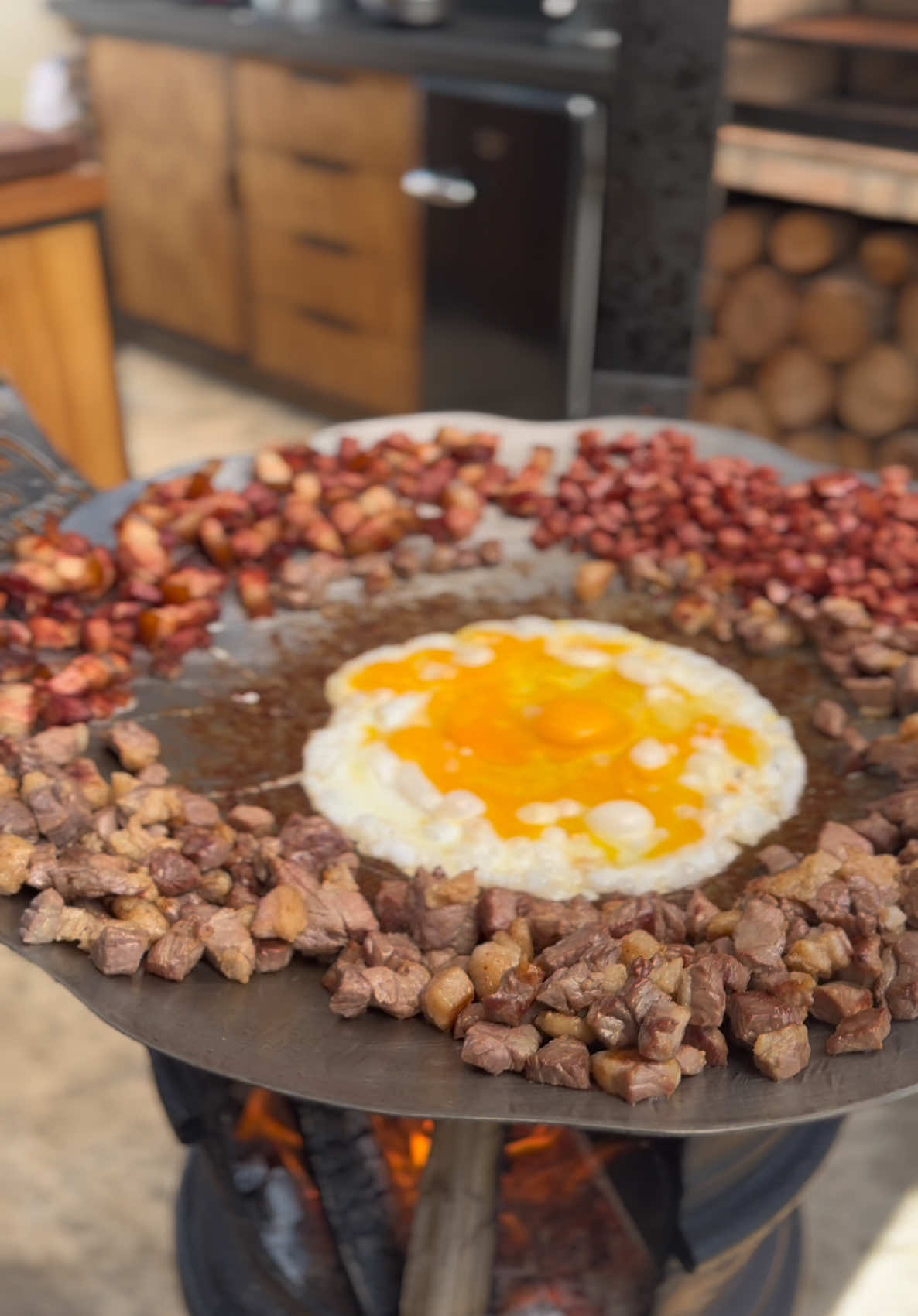 Feijão tropeiro 🔥🥘 - Banha de porco  - ⁠Bacon @ - ⁠Calabresa - ⁠Carne de sol  - Ovos  - ⁠Bacon  - ⁠Chimichiri - ⁠Páprica  - ⁠Pimenta do reino - ⁠Feijão fradinho - ⁠Farinha de mandioca  - ⁠Couve #feijaotropeiro #discodearado  💥📓Curso de limpeza do disco de arado. Mantenha seu disco sempre brilhando. 💥⬇️ linktr.ee/caradodisco 💥🧂Os temperos você pode adiquirir com meu cupom CARADODISCO20 com 20% de desconto. @emporiorasteiros  💥🍽️ Os pratos de pedra você pode comprar os seus com meu cupom CARADODISCO com 5% Off. @portalpedrasabao