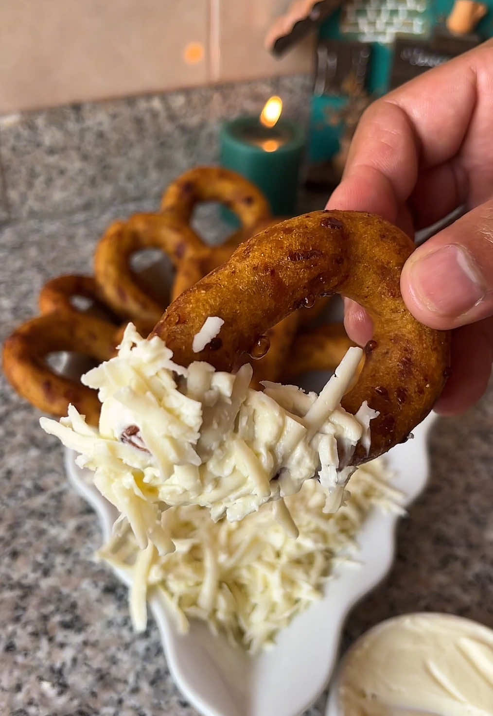 MANDOCAS ZULIANAS🤤❤️ de verdad que el sabor es una locura 😍🔥 ¿Con qué las acompañarías? Yo las acompañé con natilla y queso blanco🤤  Envíale este video a la primera persona que se te venga a la cabeza con estas mandocas 😍 Ingredientes: -2 plátanos bien maduros. -Agua  -50g de panela. -1 estrella de anís. -3 clavos de olor. Para la masa: -250g de harina de maíz. -100g de panela. -Queso blanco rallado al gusto. -Puré de plátano. -50ml de agua. -2 cucharadas de melao de papelón (panela derretida en agua hasta formar un almíbar) Preparación: En una olla agregamos los plátanos, la panela, la estrella de anís y los clavos de olor. Y cubrimos con agua. Cocinamos por 8minutos a fuego alto. Al estar cocidos, los hacemos puré. Reservamos. En un bowl agregamos la harina, la panela, el queso y el melao de papelón e integramos muy bien todos los ingredientes. Luego le agregamos el puré de plátano y amasamos muy bien.  Por último agregamos los 50ml del agua de la cocción de los plátanos y amasamos hasta obtener una masa lisa y manejable.  Para las mandocas formamos una bolita con la ayuda de nuestras manos y en una superficie plana estiramos como si se tratara de un churro, unimos los extremos y sellamos. Las freímos en abundante aceite y ya estarían listas nuestras mandocas para ser disfrutadas con bastante queso blanco y crema de leche. #mandocas 