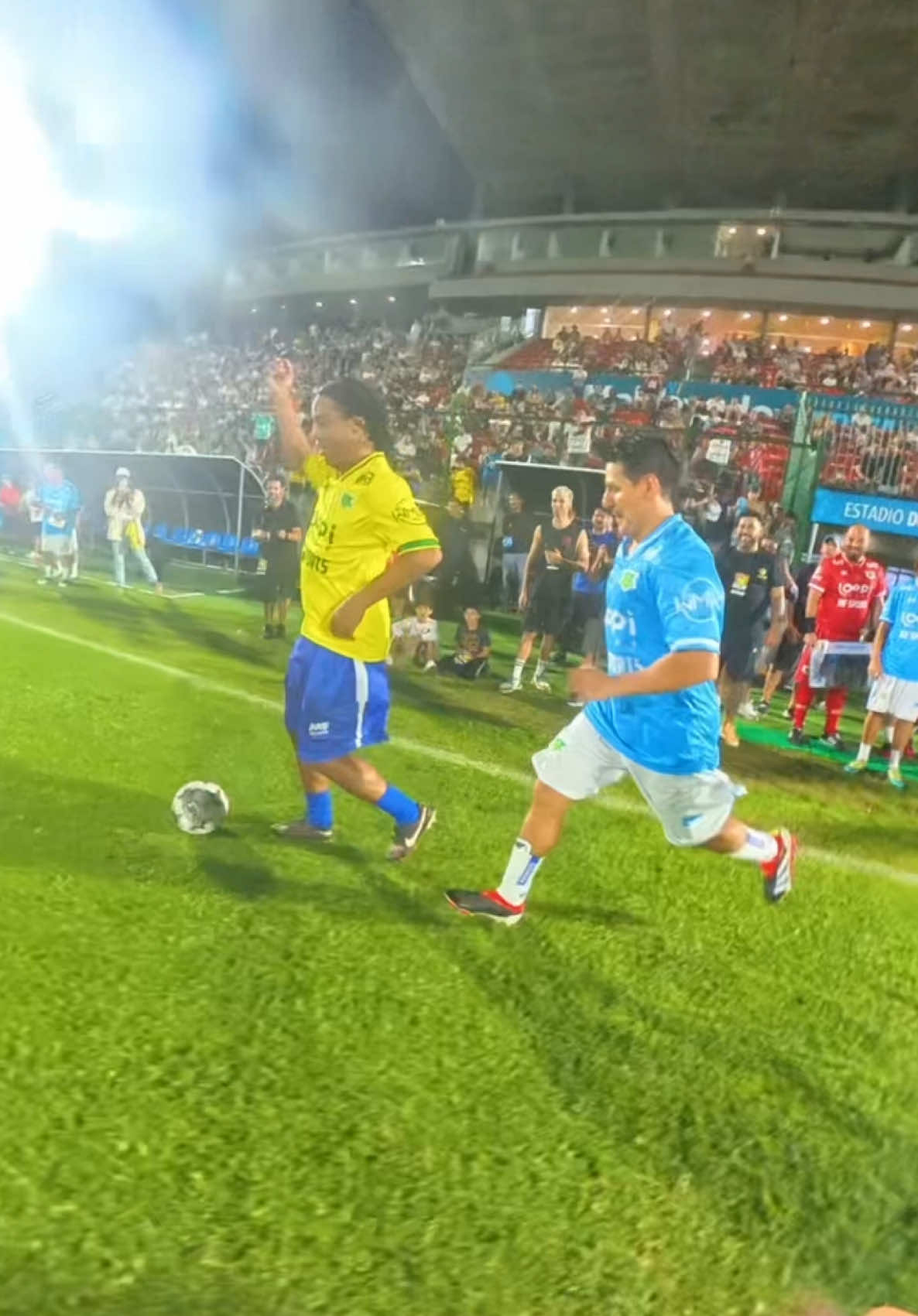 Pov: sos jugador y marcas a @ronaldinho 😱  Increíble tener tan cerca a mi primer ídolo y marcarlo (va, acomoañarlo😂) @jogodosfamososoficial  Gracias @facusantoremedio 🎥 #futbol #uruguay #ronaldinho #brasil 