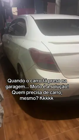 Quando o carro tá preso na garagem... Moto é a solução!  Quem precisa de carro, mesmo? Kkkkk #evitarafadiga #jaiminho #chaves 