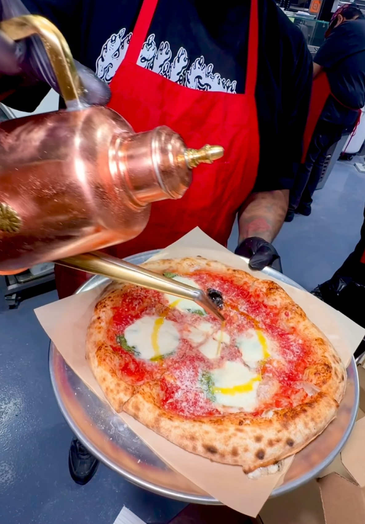 📍Solamente Pizza • one of the best pizzas in the city, in my opinion! We love it so much, we had them cater our engagement party. 🍕 Also, THAT SANDWICH! So good.  #lasvegas #vegas #vegaslocal #lasvegasfood #pizza #pizzalover