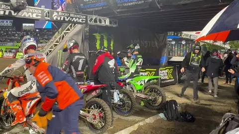 #anaheimsx2 #anaheimsx #kenroczen #jasonanderson #kawasaki #hepsuzuki #malcolmstewart #cooperwebb #jorgeprado #aaronplessinger #sandiegosx #chasesexton #justinbarcia #jettlawrence #elitomac #hunterlawrence #ktmracing #haidendeegan #amasupercross 