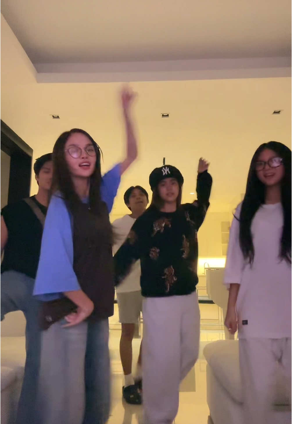 EVERYONE SAY HAPPY BIRTHDAY TO MY BESTFRIEND !!!!!!! @Niana Guerrero ur old na im so happy 