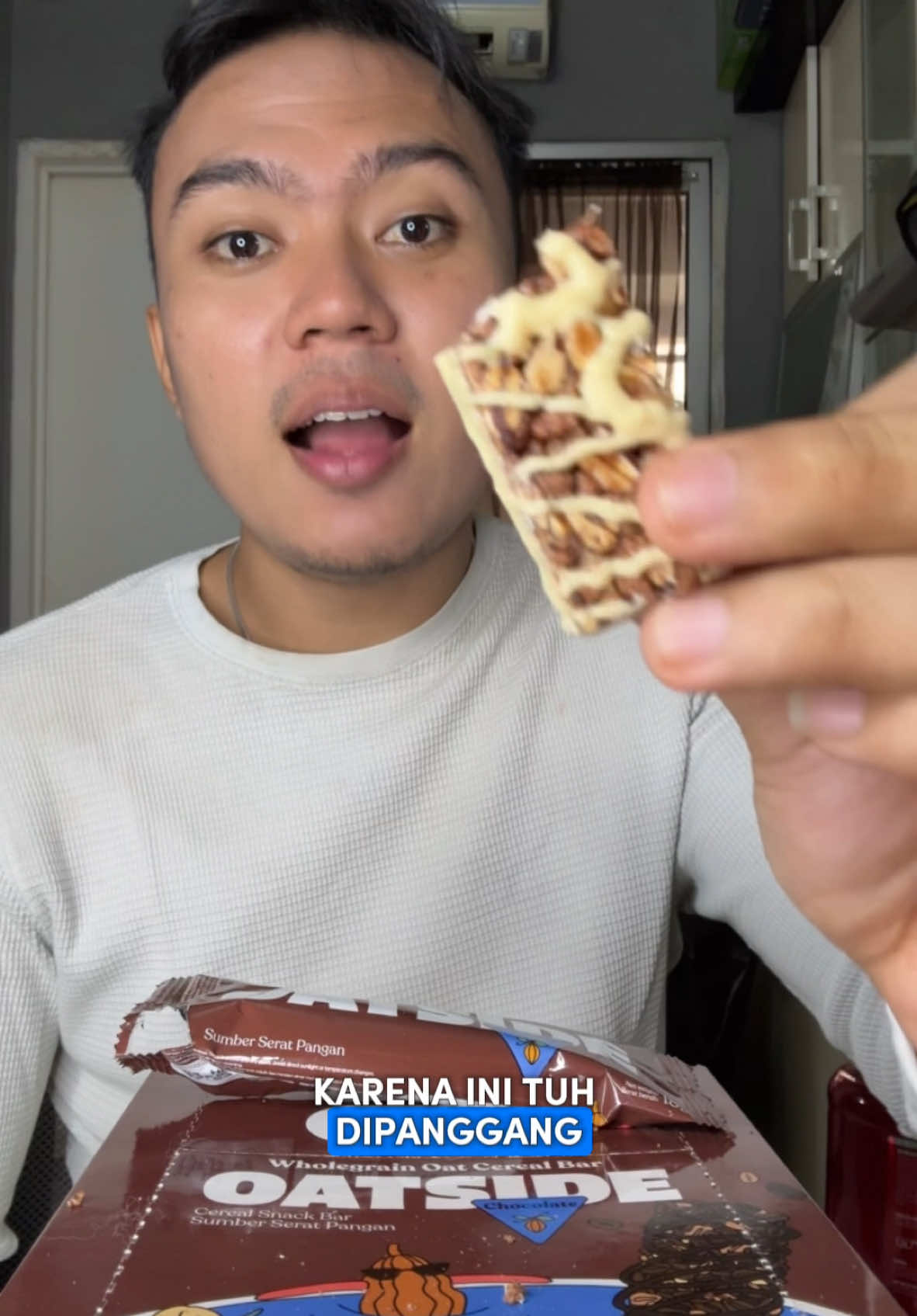 Siapa disini yang baru tau @OATSIDE.ID ada cereal barnya juga? Enakeuun, crunchy banget, paduan oat sama coklat & peanut butternya mantebb #makanlur #makanlurr #jadicrunchy