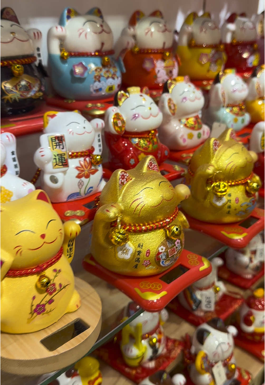 Chinese waving cats aren’t just cute souvenirs; they’re true symbols of luck and wealth. 🐾✨ They’re believed to attract success, money, and positive energy. These smiling talismans are impossible not to love! 💛 It feels like they’re waving at you, wishing happiness and prosperity. Such a cheerful charm is perfect for any home or business. 🏮🐱 #ManekiNeko #LuckyCat #SymbolOfLuck #ChineseTradition #PositiveEnergy #FortuneCharm #CuteTalisman #WealthAttractor #GoodVibesOnly #CulturalSymbol
