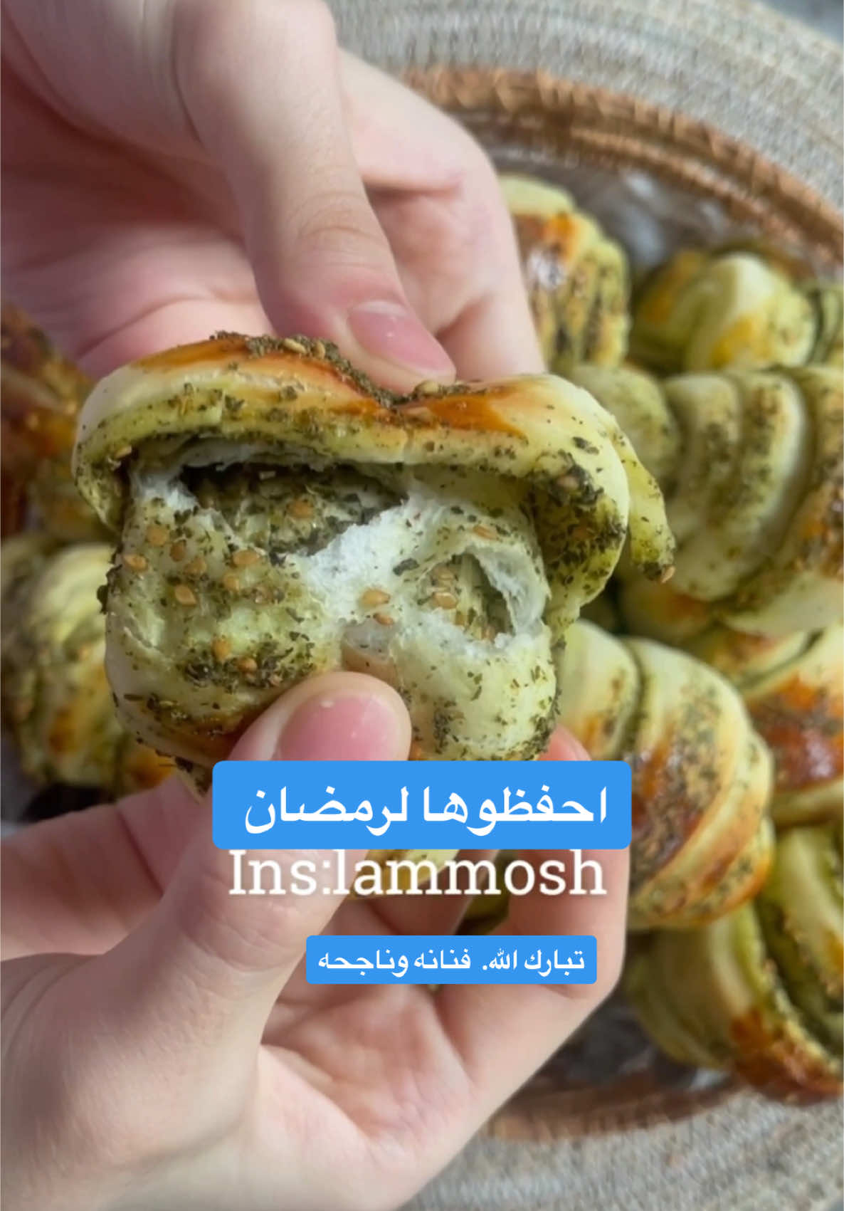 ‏سر عجينه  الفطاير الهشه  سويت فيها كروسون  زعتر هشة لذيذة كروسان بعجينه الزعتر وزيت الزيتون  وبحشوه الزعتر 🥐🍃🍶🫒 ٠ ٠سر الهشاشه بياض البيض الذي  اضفته للعجينه  ٠ ٠  ٢ كوب حليب دافي ( حليب بودر مذوب  في ماء / يعني ٢ ملعقه حليب كبيره مذوبه في كوب  ماء (يعني نحتاج ٤ ملاعق كبار مذوبه في كوبين ماء )  ٠ ملعقه كبيره  ونص  خميره ، ملعقه سكر كبيره +٢ بياض بيض + ربع كوب زيت او زبده ( نخلطهم جيداً ثم نضعهم فوق ،  ٤ اكواب طحين + رشه ملح .. ونعجنهم جيدا  مدة ( ٥ دقائق ) لنحصل ع عجينه متماسكه ونخمرها بعد ان تختمر  نقسم العجنه نص لان كميتها كبيره ( لان نحتاج نفردها ونقطعها من النص اول  بعدين اكس ونكمل نقطعها مثلثات   ونضع ٢ ملعقه زعتر ونعجن ونتركها ترتاح ربع ساعه ثم نفردها، ونجهز خلطه الزعتر مع زيت الزيتون ونمده ع العجينه ثم نقطعها مثلثات  ونلفها مثل الكروسان ونمسح الوجه بالبيض ورشه زعتر بالاخير   . نتركها ترتاح 15دقيقه  ٠ ٠ وندخله بالفرن  على درجه حراره ١٨٠ ثم نحمره  وبالعافيه  ٠#وصفات#فطاير #فطاير #اطباق_رمضان #معجنات#مخبوزات#بيكيري#كروسان#زعتر#مناقيش#تقديمات#وصفات_لموش#لموش #اطباق_رمضان #عجينه 