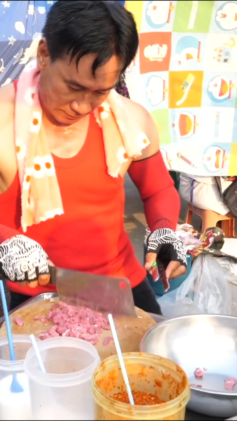 Insane Knife Skills! Thai Street Food Master Making Beef Tartare at a Night Market -location  google map : https://maps.app.goo.gl/8zvp96ftLLw748VMA