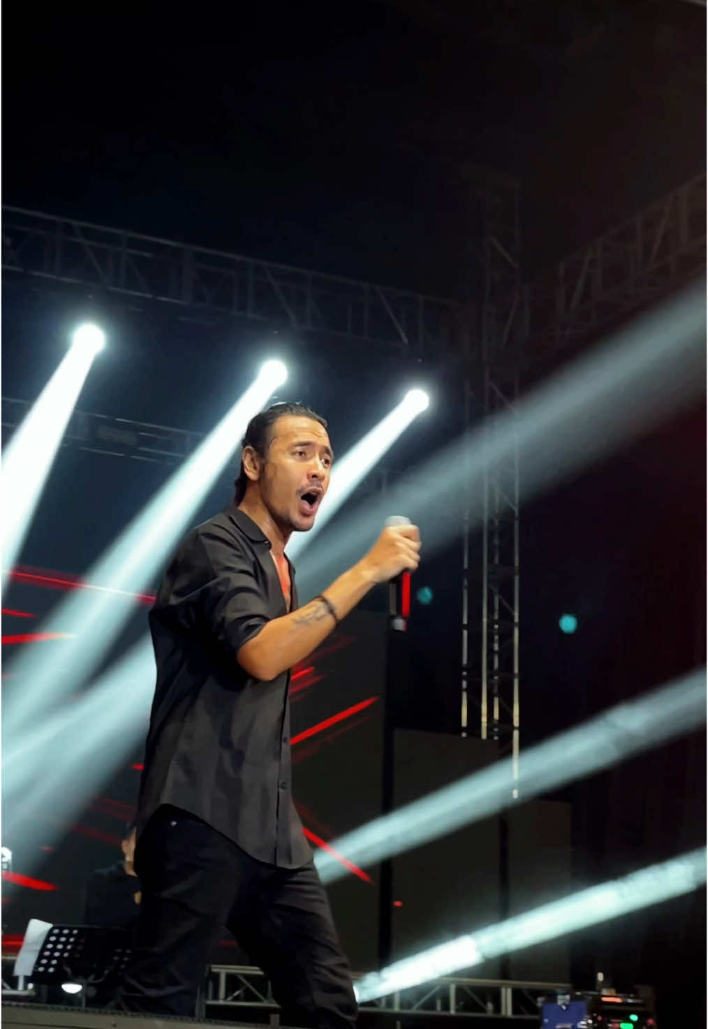 Separuh nafasku terbang bersama dirimuuuu..  @Dewa19 @Marcello Tahitoe  #dewa19 #marcellotahitoe #stageperformance #fancam #tiktoktainment #musikindonesiadispotify #separuhnafas 