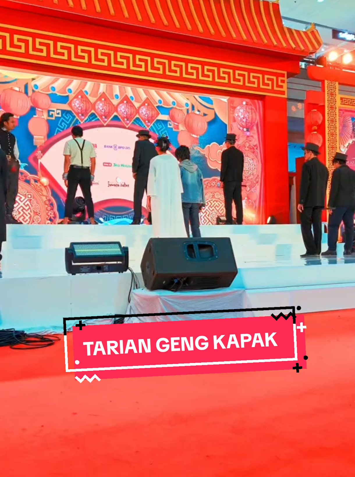 Tarian Geng Kapak 🪓 -kung Fu hustle cabaret #cabaret #cosplay #kabaret #kungfuhustle #axegang #gengkapak #dance #stephenchow #fyp 