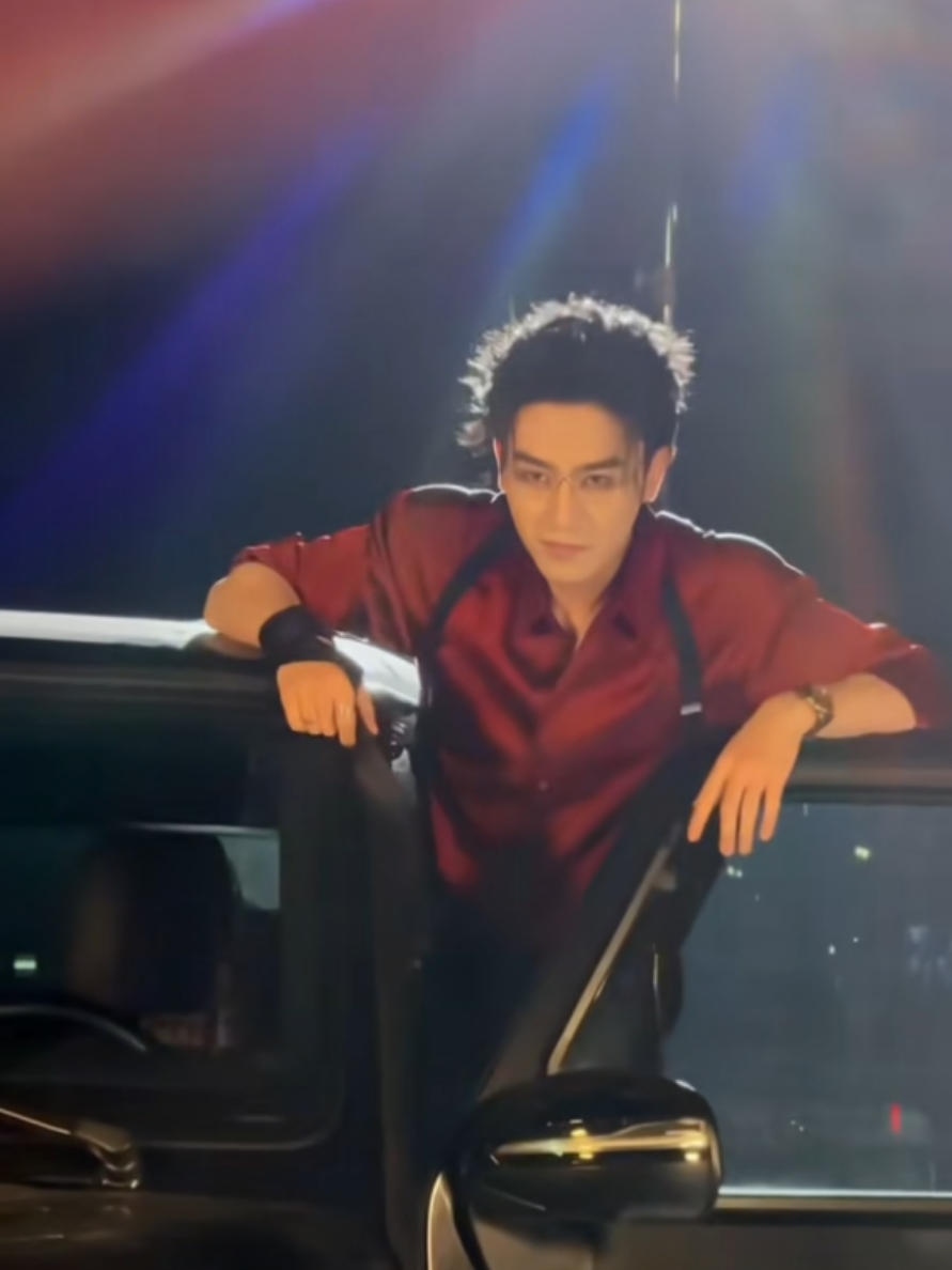 Ini kan kemeja merah yang kalian tunggu🥰 #沉思Chensi  Gōngxǐ fācái🧧#dramachina #actorchinese #dracinlovers #dracin #trầmtư #trầmtư😘lýnhượckỳ 