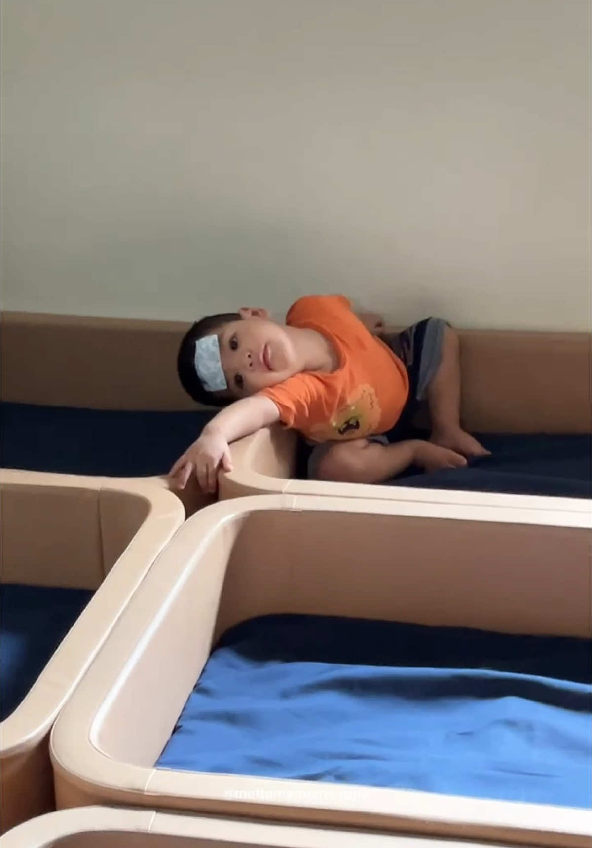 Yang lagi sakit…#mettamamamagghafoundation  Ada yang lagi demam tapi ga bisa tidur nih maa, malah manjat-manjat box🤒 Cepat sembuh ya nak Azhlan. Pinter banget gak pernah rewel kalau lagi demam🤍 #mettamamamagghafoundation #mettamamamaggha #Love #mybaby #babies #foundation #parenting #tumbuhkembangbayi #anak #berbagi #donasi #kemanusiaan #bayilucu #belajarparenting #keluarga #anakmandiri #anakaktif #anakhebat