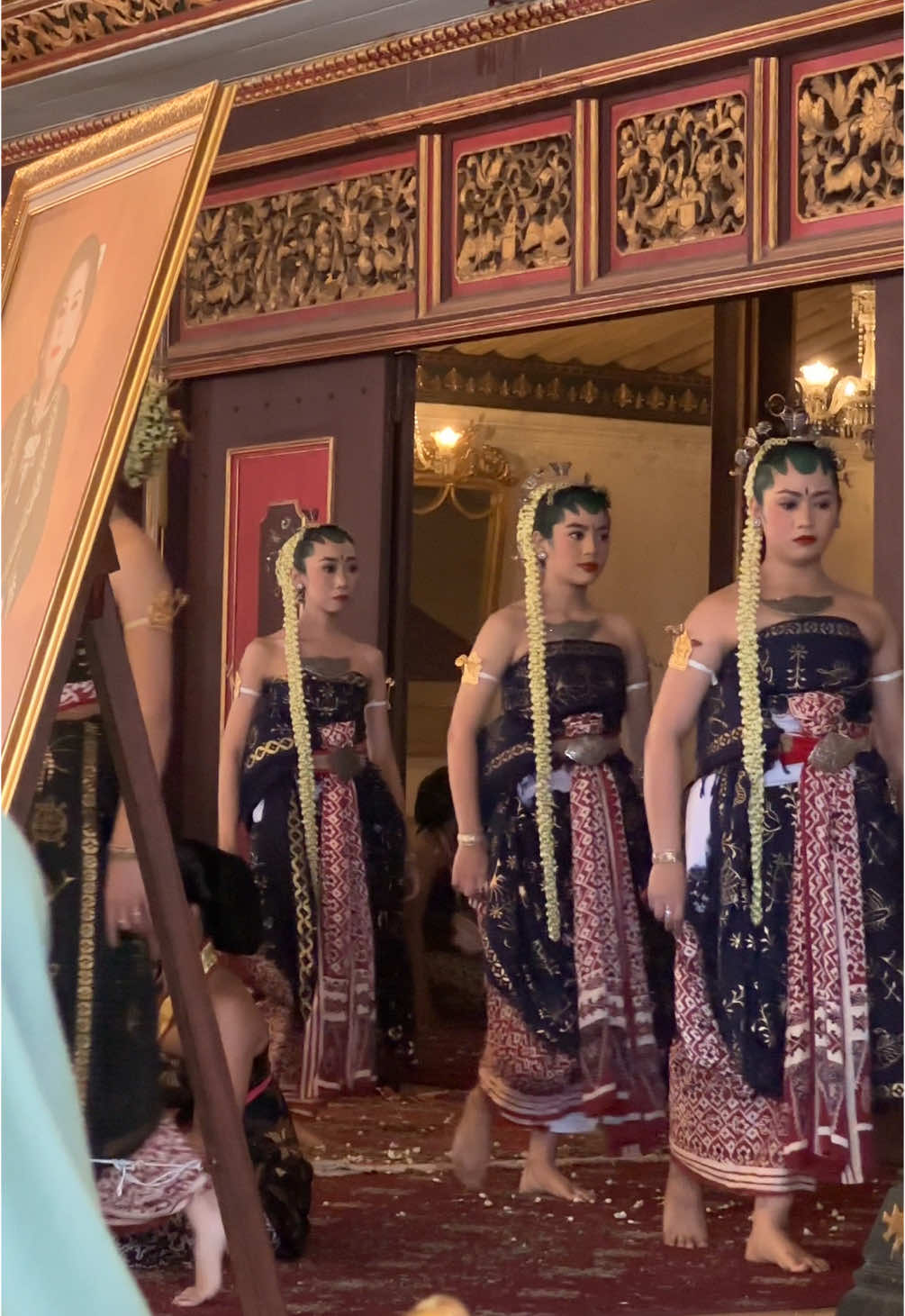 Miyos Bedhaya Ketawang, dalam acara Tingalandalem Jumenengan SISKS Pakoe Boewono XIII - ke 21. #fypシ #fypage #fyp #kraton #kratonkasunanansurakarta #kratonsolohadiningrat  #kratonsolo #kasunanansurakartahadiningrat #kasunanansurakarta #bedhayaketawang 