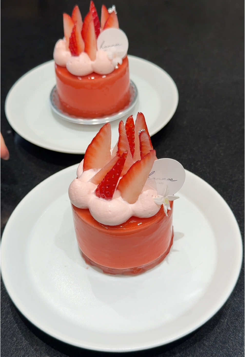 口どけなめらかな苺のレアチーズケーキ🧀 クロヌ 760円 苺たっぷりのチーズムースにアールグレイと黒胡椒が爽やかに香る口どけなめらかなレアチーズケーキです。苺ピューレ入りのグラサージュでぷるんとコーティングして苺をたっぷり乗っていて絶品😋 🍚店名: hannoc 住所: 大阪府大阪市北区万歳町4-12  最寄駅: 中崎町駅徒歩2分 営業時間:11:00〜22:00 定休日：不定休 #大阪グルメ#Japanesefood#tiktokfood