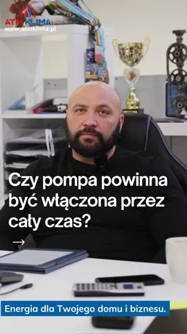 Czy powinniśmy wyłączać pompę ciepła? Pompy ciepła działają najefektywniej w trybie ciągłym, ponieważ ich wydajność zależy od utrzymania stabilnej temperatury w systemie. Wyłączanie pompy ciepła może prowadzić do strat energii, ponieważ proces włączania i wyłączania urządzenia wiąże się z koniecznością ponownego podgrzewania zładu wody. #pompaciepla #ogrzewaniepoglowe #ogrzewaniewdomu #budowadomu 